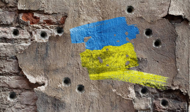 colores ucranianos en la pared dañada - ukraine war fotografías e imágenes de stock