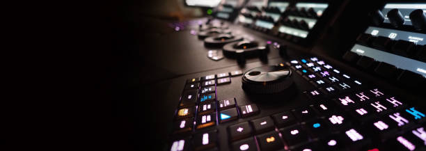 Video editing controller machine for color edit in post video production. Many button control panel for telecine adjust color on digital video movie or film in post production stage. Editor tools. máquina controladora de edición de video para edición de color en postproducción de video. muchos botones del panel de control para telecine ajustan el color en una película de video digital o película en la etapa de postproducción. herramientas de