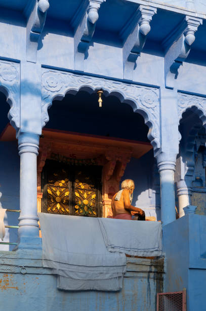 maison traditionnelle de couleur bleue. historiquement, les brahmanes hindous peignaient leurs maisons en bleu parce qu’ils étaient de caste supérieure, la tradition suit. - india brahmin hinduism tourism photos et images de collection