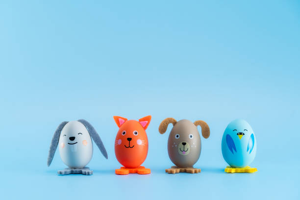 œufs de pâques en forme de différents animaux fabriqués à la main à partir de feutre et de formes vierges. artisanat festif facile pour les enfants sur fond bleu. bonne carte de pâques avec espace de copie. mise au point sélective. - figurine easter egg easter holiday photos et images de collection