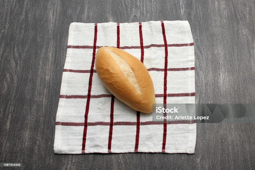 Pan De Bolillo Mexicano Fresco Delicioso Esponjoso Crujiente Caliente Y Recién Hecho Pan Blanco Pan O Pan Francés En Una Servilleta En Una Mesa De Madera Gris Listo Para Comer Foto de Pan De Bolillo Mexicano Fresco Delicioso Esponjoso Crujiente Caliente Y Recién Hecho Pan Blanco Pan O Pan Francés En Una Servilleta En Una Mesa De Madera Gris Listo Para Comer Foto de