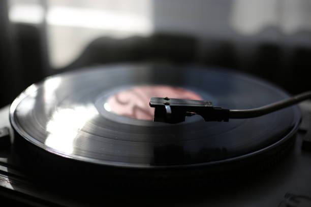 istock Playing classic vinyl records in daylight close-up 1387344718
