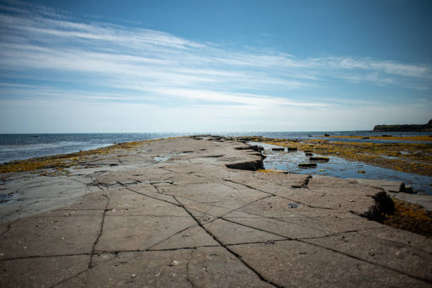 rocas que conducen al horizonte sobre el agua - horizon over water england uk summer fotografías e imágenes de stock