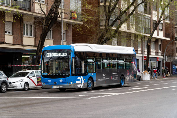 autobús azul madrid, línea c003, en dirección embajadores, con destino a la zona de argüelles. - editorial tourist travel destinations bus fotografías e imágenes de stock