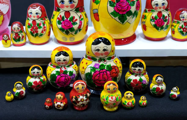 poupées russes colorées. poupée matryoshka. - figurine russian nesting doll russia russian culture photos et images de collection