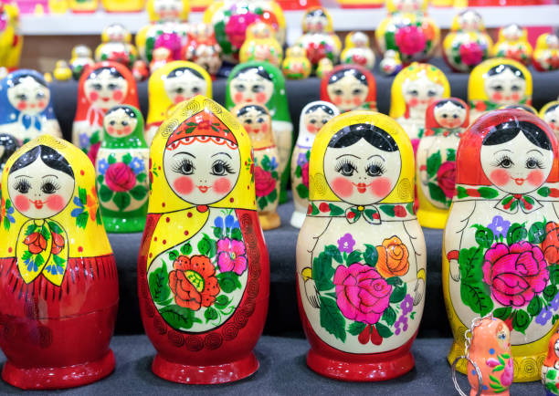 poupées gigognes russes colorées. poupée matryoshka. - figurine russian nesting doll russia russian culture photos et images de collection