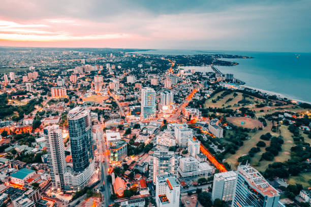 una toma aérea / drone de la capital de tanzania, dar es salaam. - tanzania fotografías e imágenes de stock