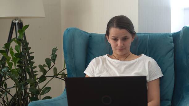 Authentic Stressful Woman working Chatting On Laptop Living Room. Writing Searching Using IT. Tired Sad Lady Working On Computer Internet On Comfortale Chair. Buisenes, Education, Technology Concept. auténtica mujer estresante que trabaja chateando en la sala de estar de la computadora portátil. búsqueda de escritura utilizando ti. señora triste cansada trabajando en internet de computadora en la silla comfortale. buisenes, educación, concepto de