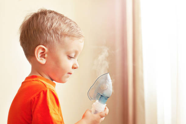 dziecko z maską wziewną - nebulizer zdjęcia i obrazy z banku zdjęć