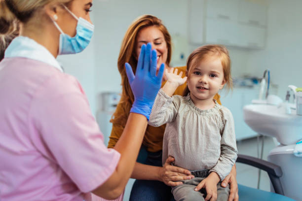 ihrem zahnarzt ein high five geben - nurse high five mask stock-fotos und bilder