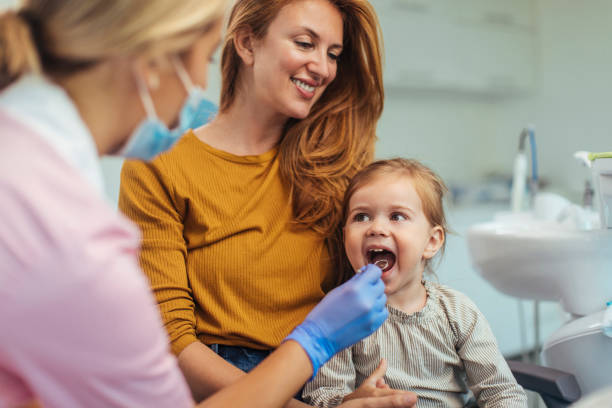 wszystko wydaje się idealne - occupation group of people dentist child zdjęcia i obrazy z banku zdjęć