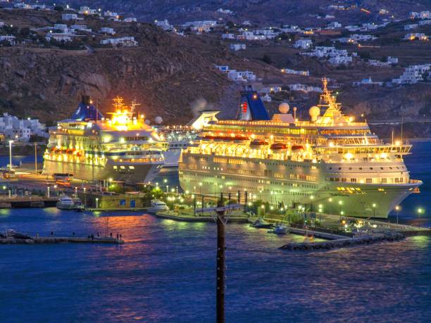 naves iluminadas - motorboat fishing cruise ship dawn fotografías e imágenes de stock