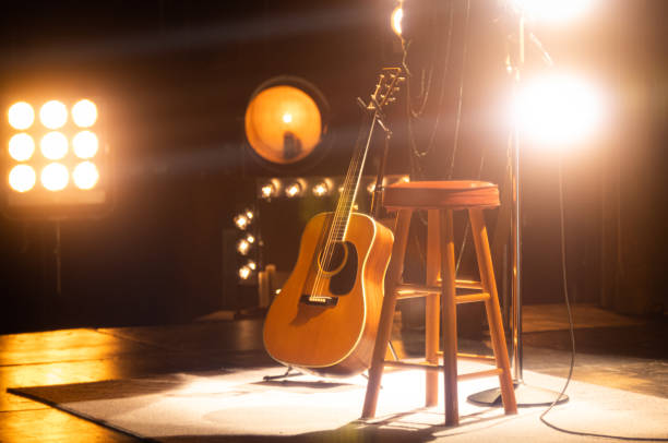 guitare acoustique sur une scène vide - country music photos et images de collection