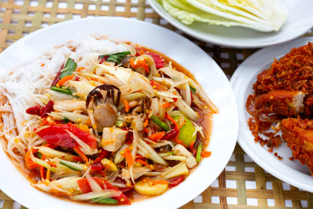 istock Spicy green papaya salad with vermicelli. 1387403950