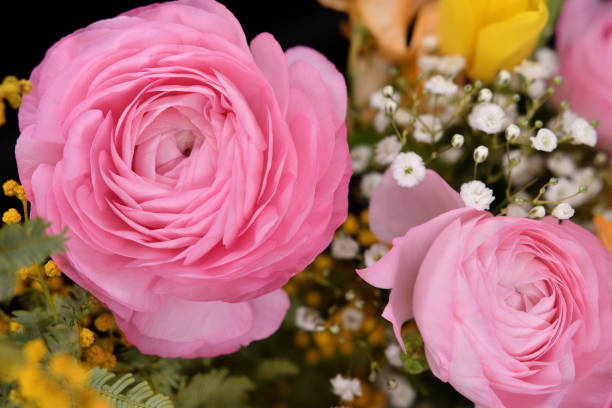istock Beautifully arranged flowers 1387404897