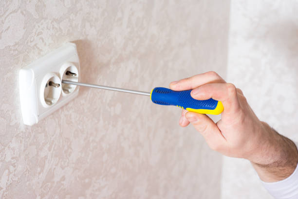 istock Electrician builder assembles an electrical outlet in an apartment close-up 1387405154