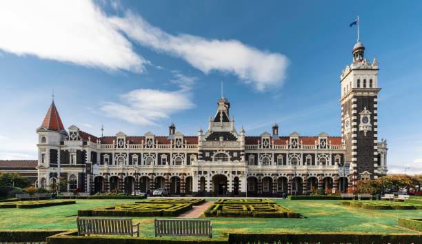 Dunedin Railway Station The Dunedin railway station in New Zealand opened in 1906. Its grandeur, grandeur and opulence earned the architect George A. Troup the nickname "Gingerbread George". dunedin new zealand stock pictures, royalty-free photos & images