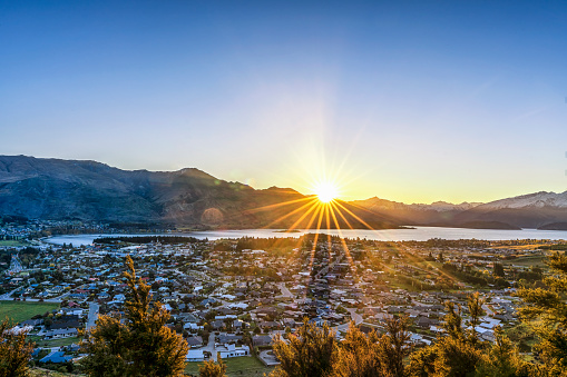 Wanaka,located in lake Wanaka on New Zealand's South Island, offers a fascinating mix of exquisite living, family entertainment and adventure. There are lots of cafes, restaurants and fun shops.