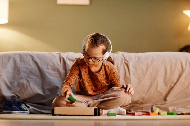 niña con síndrome de down jugando - autismo fotografías e imágenes de stock