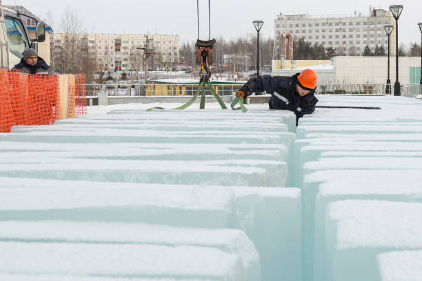 pracownicy rozładowujący bloki lodu z samochodu - slinger zdjęcia i obrazy z banku zdjęć
