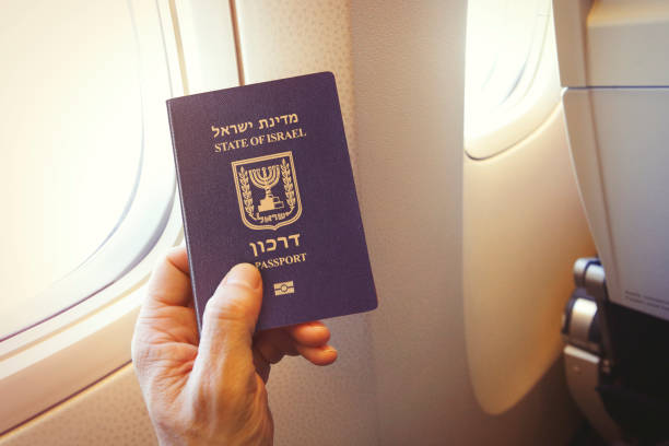 passager titulaire d’un passeport israélien dans l’avion - israelite photos et images de collection