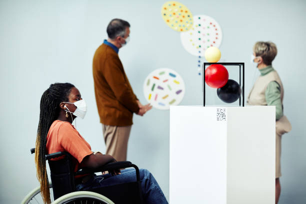 mujer negra con discapacidad en el museo - group of people art museum clothing lifestyles fotografías e imágenes de stock