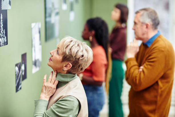 visitantes de la exposición de fotografía moderna - exhibir fotografías e imágenes de stock