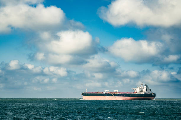 petrolero nordic cross rumbo a mar abierto - supertanker fotografías e imágenes de stock