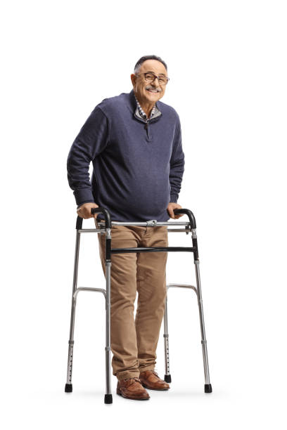워커와 함께 서있는 성숙한 남자의 전체 길이 초상화 - men crutch isolated support 뉴스 사진 이미지