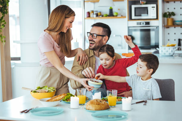 부엌에서 함께 먹는 행복한 가족. - domestic kitchen father eating child 뉴스 사진 이미지