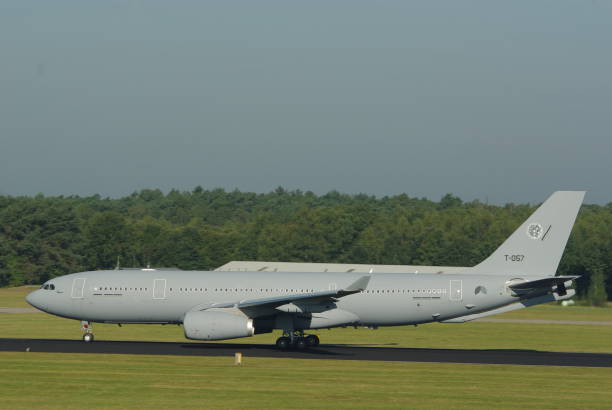 королевские ввс нидерландов / nato a330 mrtt взлетают с авиабазы эйндховен - airbus a330 стоковые фото и изображения
