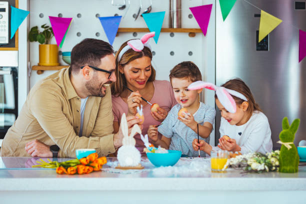 バニーの耳をかぶったかわいい小さな子供の女の子と男の子。 - child spring family little girls ストックフォトと画像