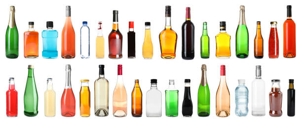conjunto de garrafas com diferentes líquidos no fundo branco. design de banner - beer wine drink collection - fotografias e filmes do acervo