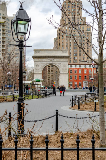 冬のワシントンスクエアアーチ、公園を歩く人はほとんどいない - new york city new york state greenwich village washington square triumphal arch ストックフォトと画像