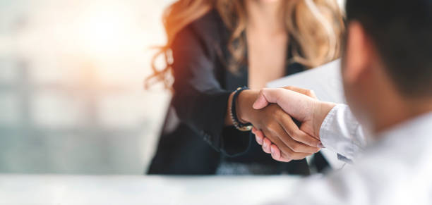 apretón de manos de empresaria y gente de negocios. concepto de negocio exitoso. - reunión de negocios fotografías e imágenes de stock