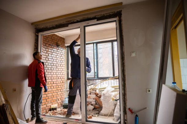 trabajadores profesionales instalando el marco de la ventana - window installing repairing construction fotografías e imágenes de stock