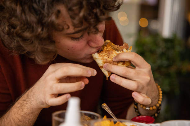 niño disfrutando de comer un taco - taco alimento fotografías e imágenes de stock