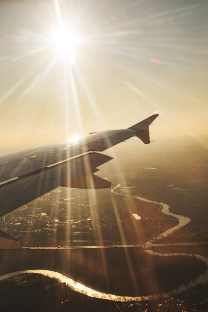 airplane travel - wing airplane window sunset imagens e fotografias de stock