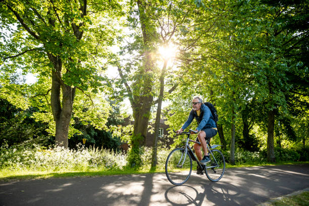 sauver la planète et rester en bonne santé - cycling bicycle healthy lifestyle green photos et images de collection