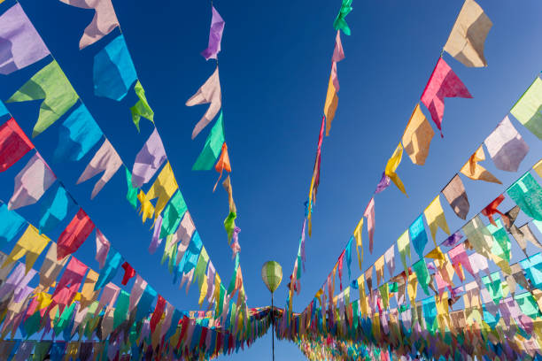 pequeñas banderas de colores con globo - cultura hispanoamericana fotografías e imágenes de stock