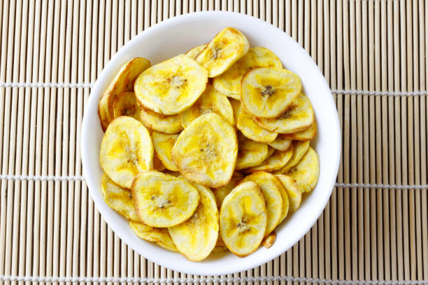 chips de banana seca caseiro em tigela de cerâmica - dehydrated fruit - fotografias e filmes do acervo