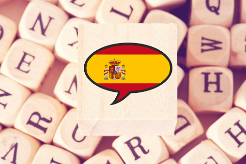 Verschiedene Buchstaben, spanische Sprache und Flagge von Spanien