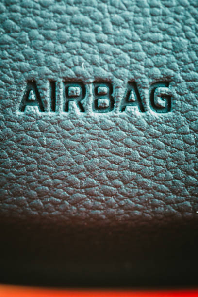 macro perto acima do sinal do airbag do carro - sign airbag driving wheel - fotografias e filmes do acervo