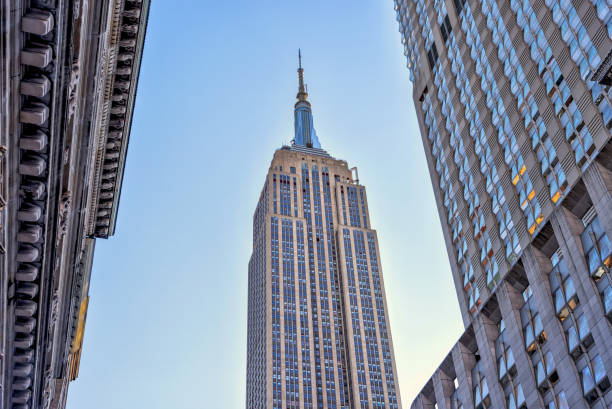 l’empire state building à manhattan midtown - empire state building photos et images de collection