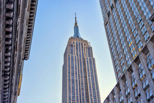 эмпайр стейт билдинг в центре манхэттена - empire state building стоковые фото и изображения