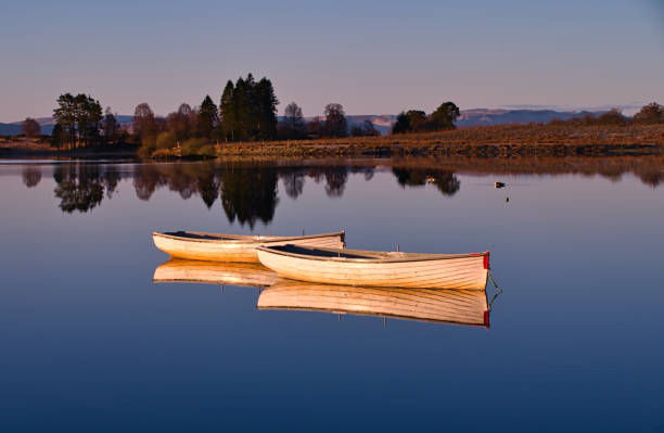 boats on still water of loch rusky, scotland - loch rowboat lake landscape imagens e fotografias de stock