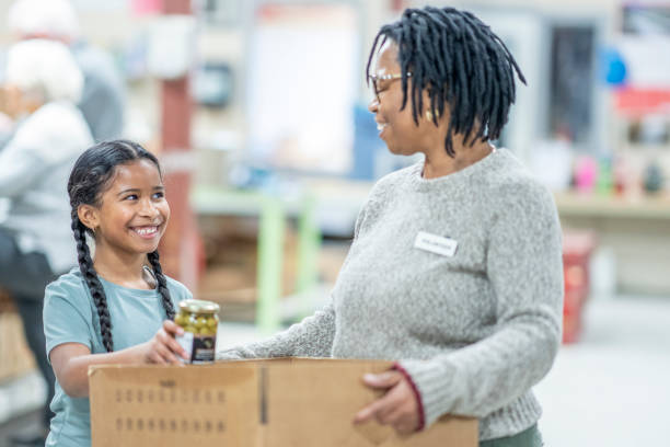 istock Volunteers at a Food Bank 1387498608