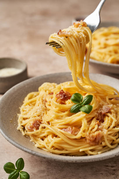 pasta di carbonara su sfondo beige - parmesan cheese pasta italian culture food foto e immagini stock