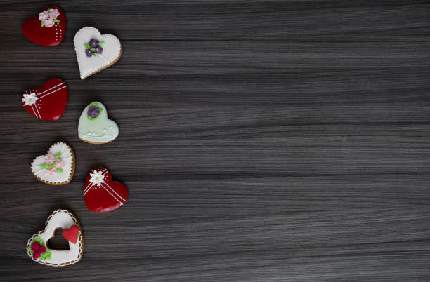 sfondo festivo per il testo per san valentino sotto forma di pan di zenzero sotto forma di cuori. smalto e decorazioni multicolori - red potato red organic cooking foto e immagini stock