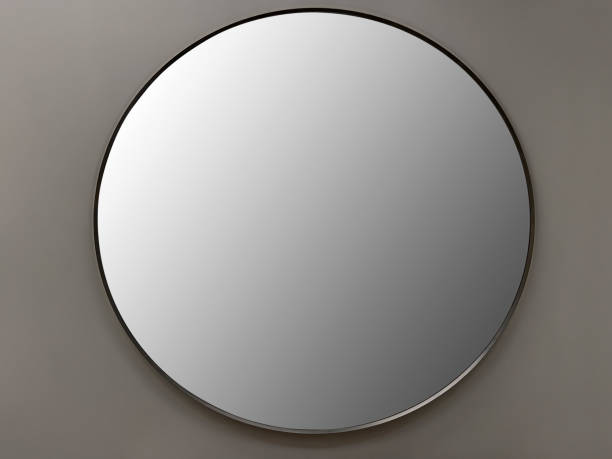 an der wand hängender spiegel (rahmen mit schnittweg) - round mirror stock-fotos und bilder